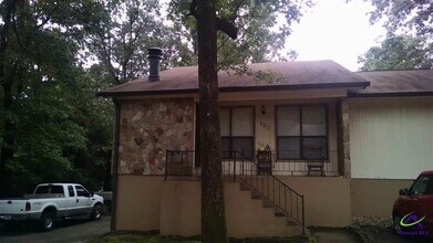 Building Photo - 207 Hickory Glen