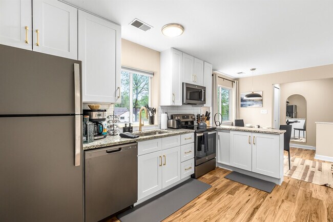 Foto del edificio - 18423 Sharon Ln