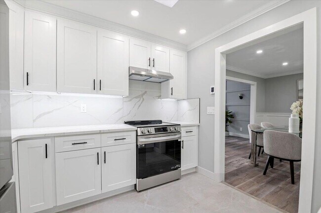 Building Photo - 8 Fairway Pl