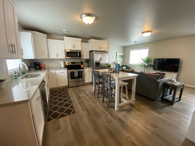 Foto del edificio - Modern 3 Bedroom 2 Bathroom Townhome