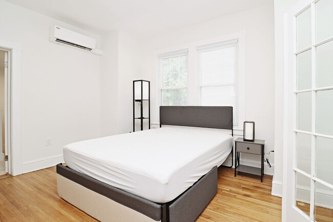 Foto del edificio - Furnished, Light-Filled Apartment With Uti...