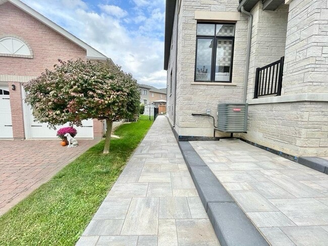 Building Photo - 5 Forest Edge Cres