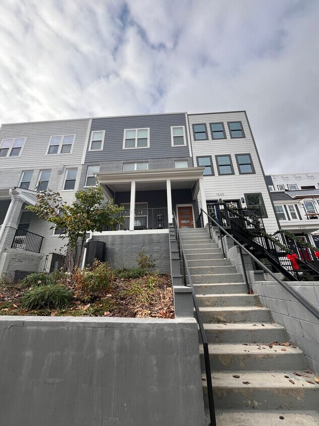 Foto principal - Stunning 4 BR/3 BA Townhome in Trinidad!