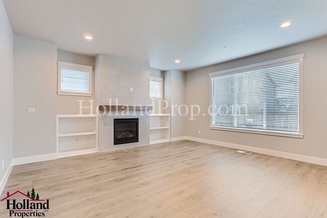 Building Photo - $400 off rent special on a gorgeous and sp...