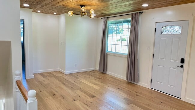Building Photo - 820 Goldfinch Ave