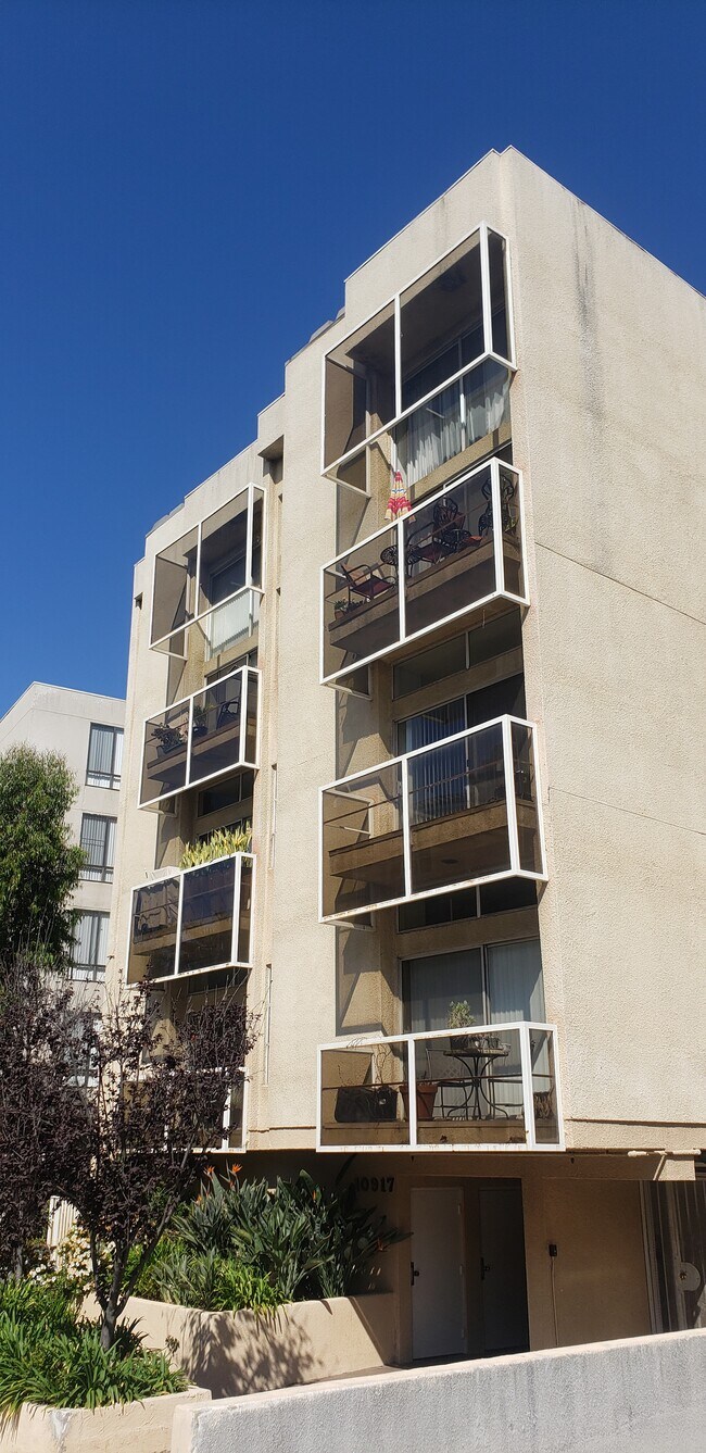 Building Photo - 10917 Rochester Ave