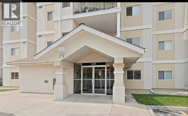Building Photo - 1535 Grand Marais Rd W
