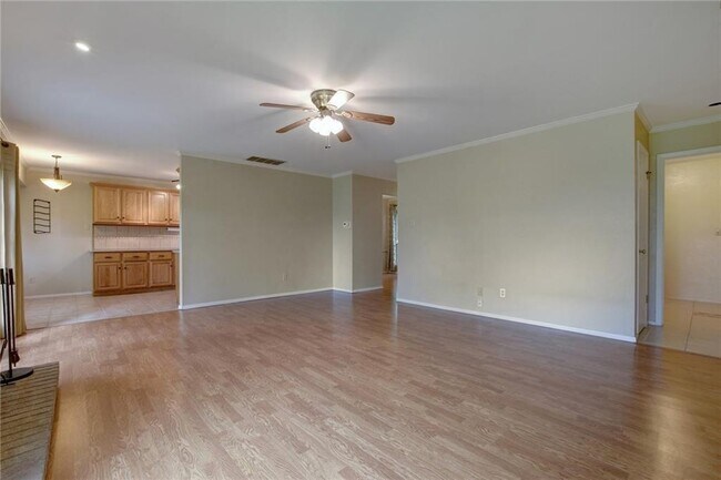 Building Photo - 1402 Doonesbury Dr