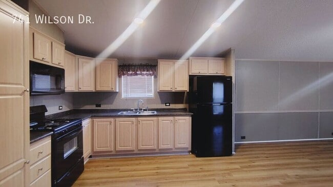 Foto del edificio - 741 Wilson Dr