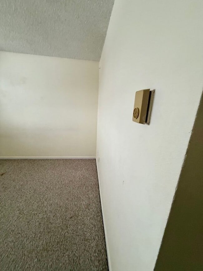 Building Photo - 2 Bedroom 1 Bath Duplex - NEW LOW PRICE