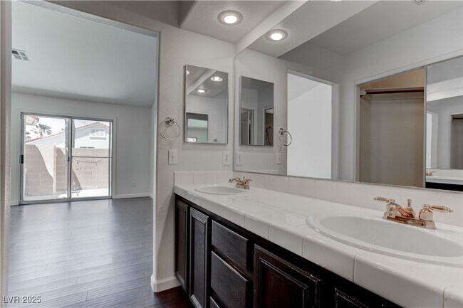 Foto del edificio - 5694 Snow Drop St