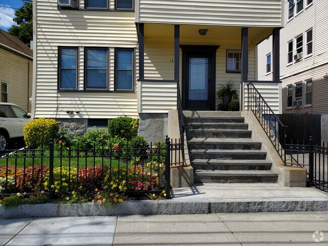 Building Photo - 1495 River St