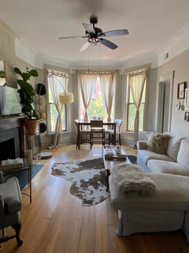 Living room - 1924 W Division St