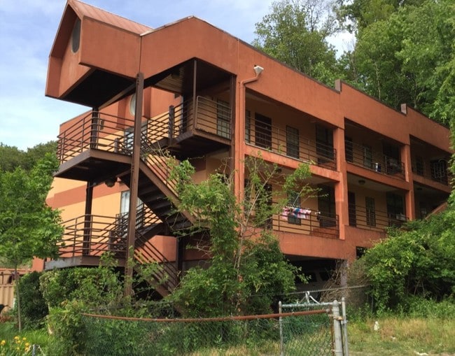 Building Photo - 589 Fairview Ave