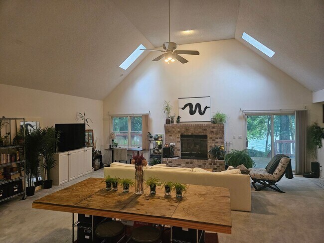 Foto del edificio - Charming Brick Home with Serene Lake Views!