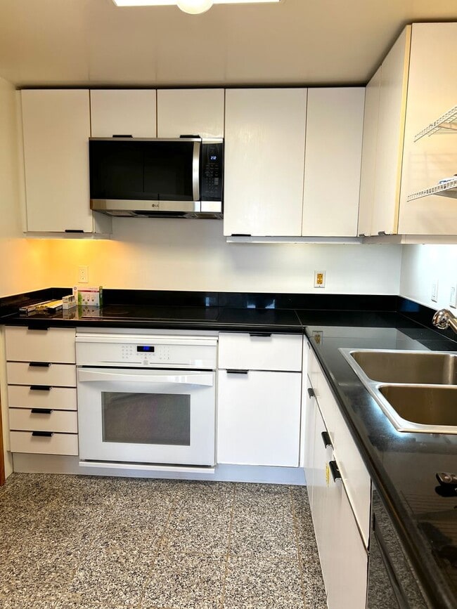 Building Photo - WAIKIKI LANDMARK...A GEM IN FINE LIVING......