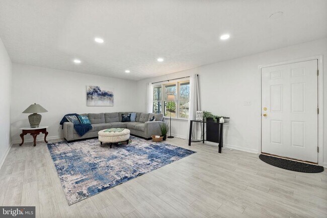 Foto del edificio - 100 Woodlands Ln