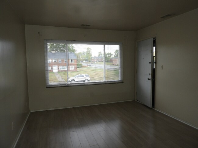 Foto del edificio - 6006 Dickson Rd