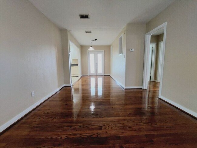 Building Photo - 2815 Woodland Hills Ave