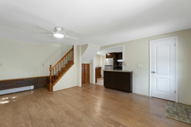Building Photo - 402 Monroe Ave