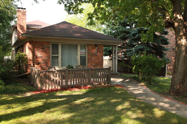 Front of 1417 - 1417 W Farnum Ave