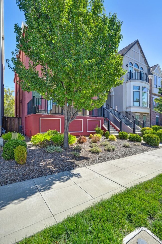 Foto del edificio - 3 bedroom | 2.5 bathroom | Crocker Village Brownstone