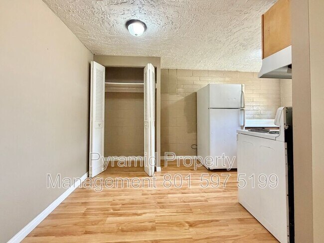 Building Photo - 805 S Cheyenne St