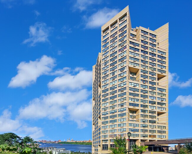 Building Photo - 7004 Boulevard E