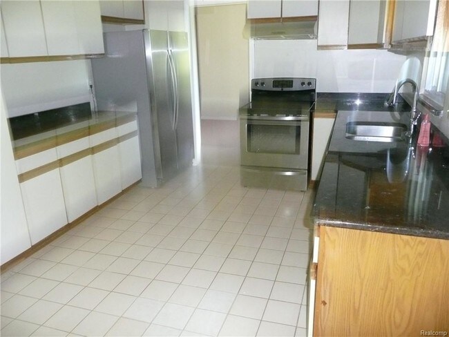 Building Photo - 4044 Country Club Dr