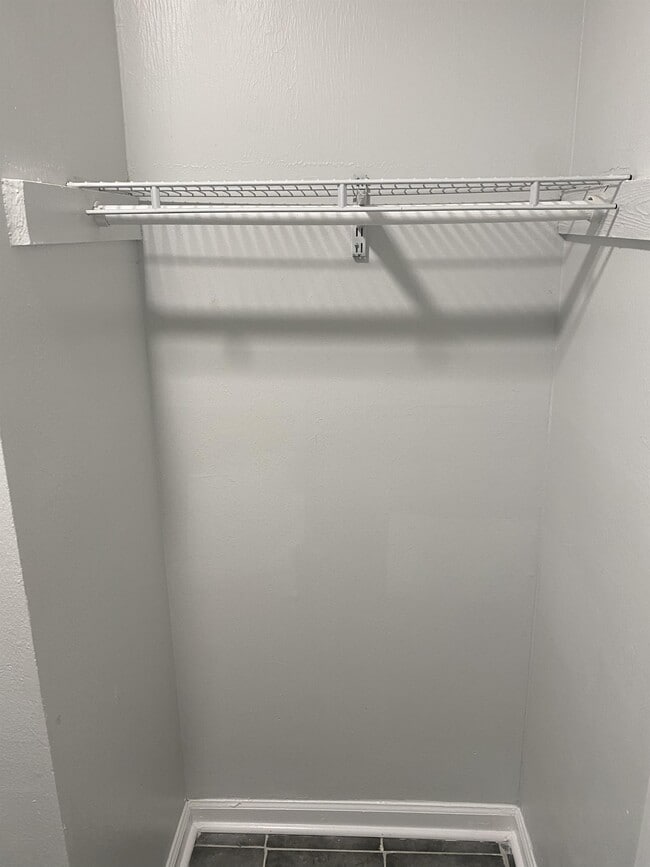 Building Photo - 213 Camelot Dr