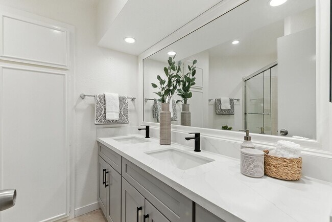 Foto del edificio - Beautifully Remodeled One-Bedroom Condo