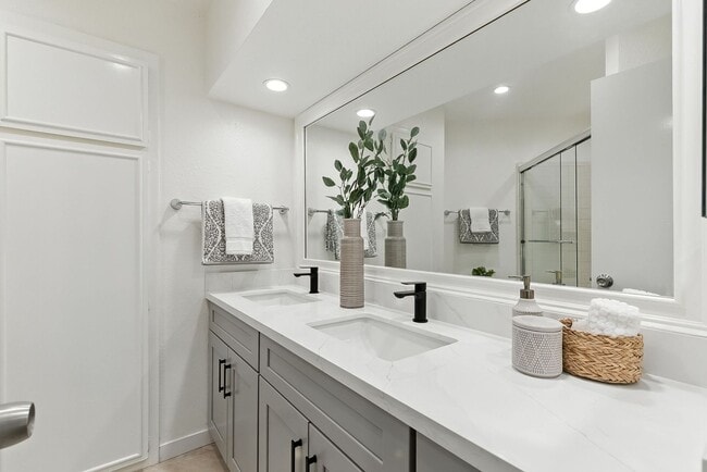 Building Photo - Beautifully Remodeled One-Bedroom Condo