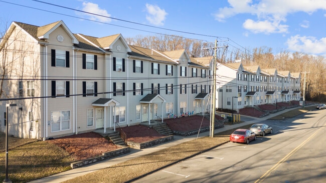 Foto del edificio - Pine Rock Townhomes  Student Living