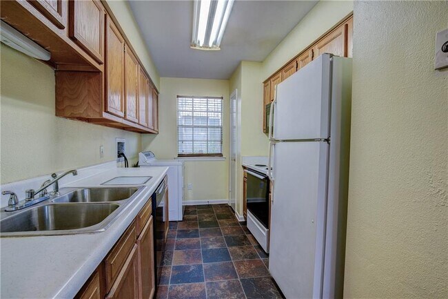 Building Photo - 2117 Giuffrias Ave