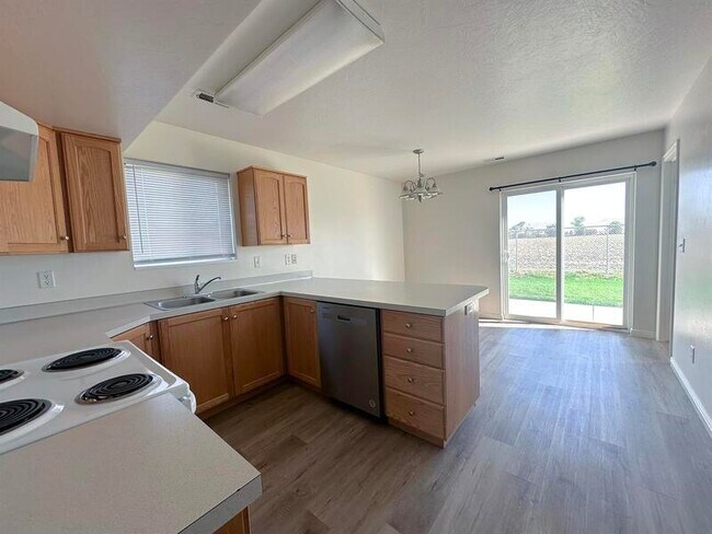 Foto del edificio - 15090 N 5400 W