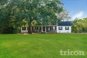 Building Photo - 202 Larson Ln