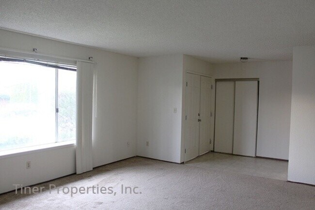 Building Photo - Spacious 4 bedroom home