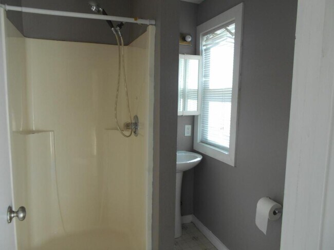 Building Photo - 218 Walnut Unit 1