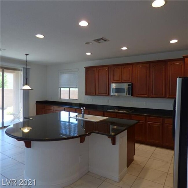 Building Photo - STUNNING 5 BEDROOM HOME IN MOUNTAINS EDGE