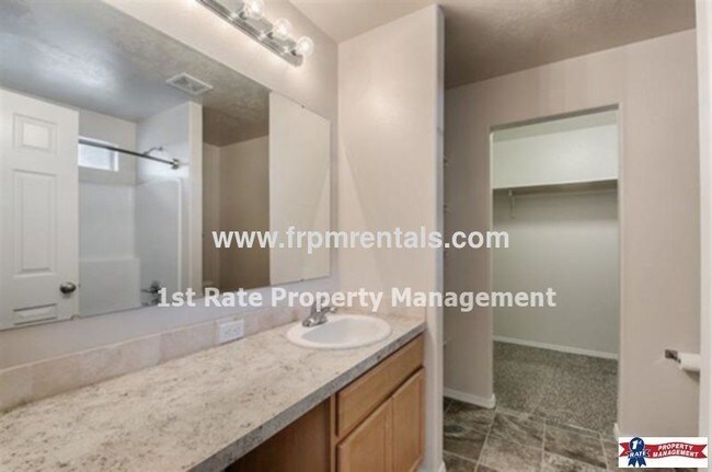 Building Photo - Lovely 3 bedroom 2 bathroom with 2 car garage