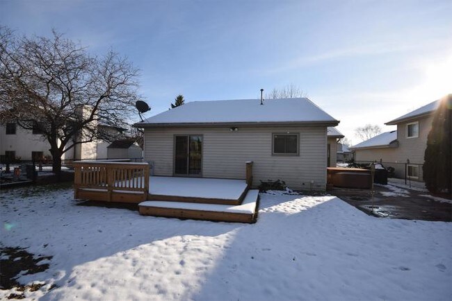 Building Photo - 3 Bed/2 Bath
