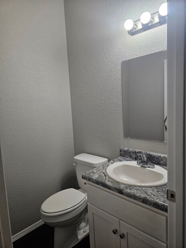 Foto del edificio - 2124 Ingalls Ln