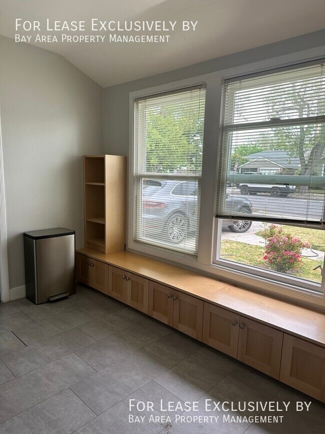 Building Photo - 2BR/1BA Home located on beautiful street n...