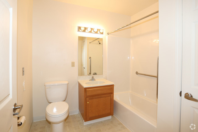 Baño - Union Square Senior Apartments