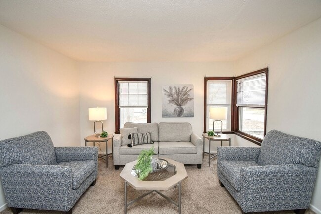 Building Photo - 306 S Chicago Ave