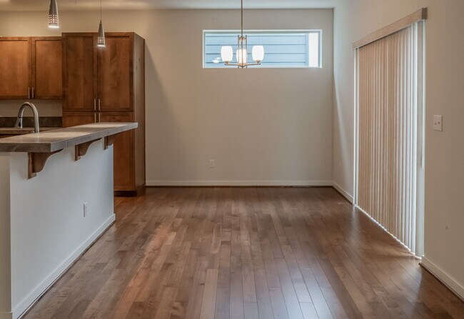 Foto del edificio - Spacious 1,884 sq ft 3bd 2.5bth home w/ loft & 2 car garage!