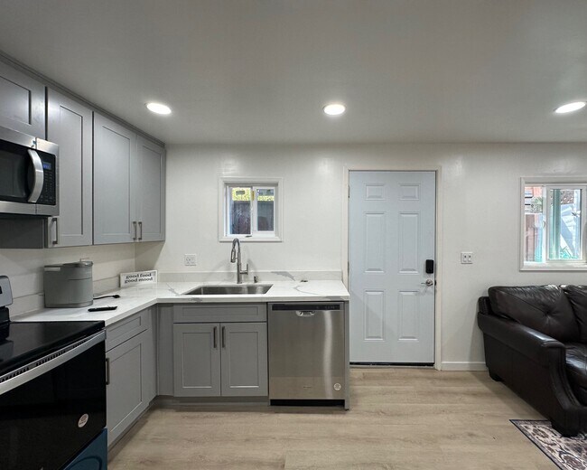 Foto del edificio - 3428 Middlefield Rd