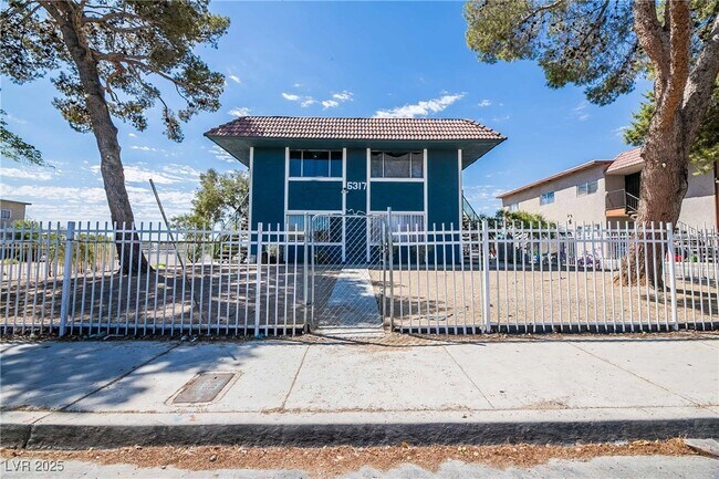 Foto del edificio - 5317 Redberry St