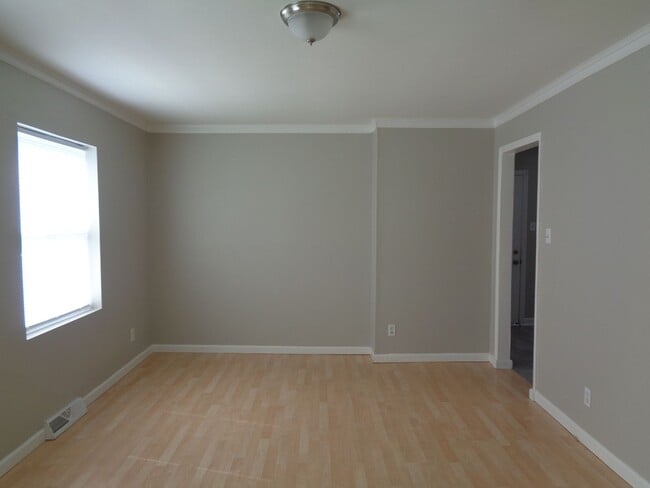Building Photo - 4800 Crestmont Dr