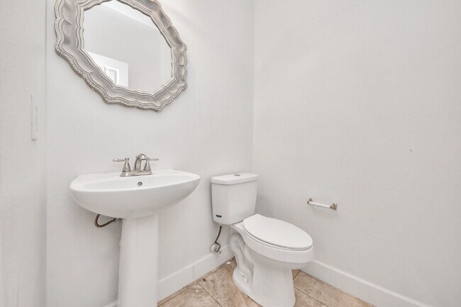 Foto del edificio - Spacious 4-Bedroom Home with Private Office & Room for Everyone!